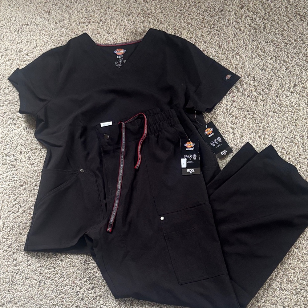 Dickies Women’s Black Scrub Top and Jogger Pants Set - Black
